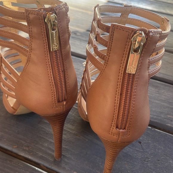 Jessica Simpson nude color 3 inch heels. - Picture 6 of 6